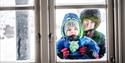 children look through the cabin window at Vrådal Booking
