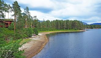 natursti langs vannet på Fossøy i Vrådal