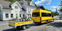 Buss med sykkelhenger som kjører mellom Vrådal og Åmli om sommeren