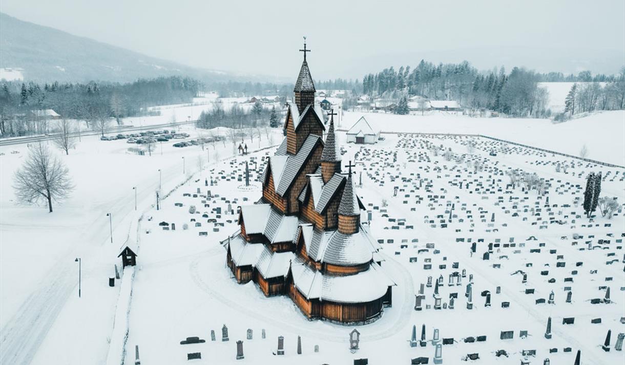 Vakre Heddal Stavkirke i Notodden om vinteren