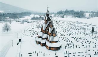 Vakre Heddal Stavkirke i Notodden om vinteren
