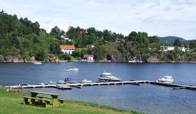 Dikkon bathing area and the jetty for leisure boats on Sandøya