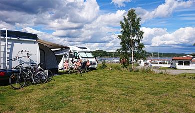 det er også en bobil camping rett ved restauranten Sjøterrassen