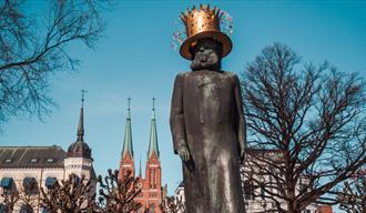 Henrik Ibsen statue with crown