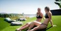 2 girls sunbathing in the outdoor area of the bathing park at Quality Hotel Skjærgården in Langesund