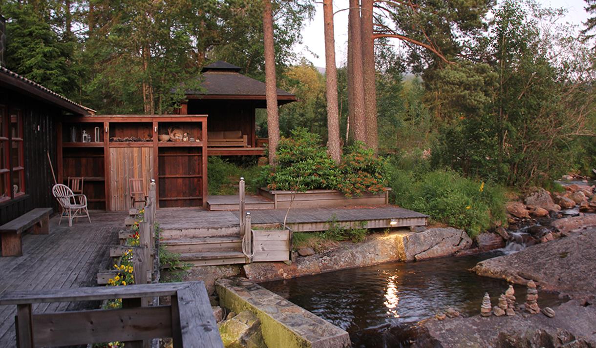 Uteplass og badekulp på sauna Fossumsanden camping og hytteutleie