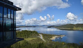 Utsikt fra terrassen på Hardangervidda Nasjonalparksenter til møsvatn