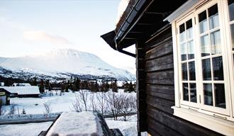 utsikt mot Gaustatoppen om vinteren fra terrassen til hytte på Gaustablikk fjellhytter