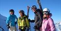 gruppe unge mennesker på skitur