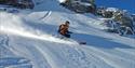 mann som kjører ned en bakke med alpinski