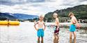 barn bader i vannet på Straand Sommerland i Vrådal
