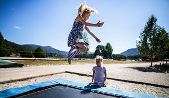 barn hopper i trampoline på Straand Sommerland i Vrådal