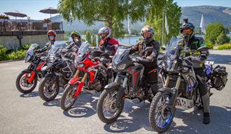 4 motorsyklister på HUB Riding ved Straand Hotel i Vrådal