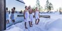 3 unge mennesker i snøen foran Panorama badstu