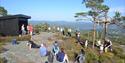 Braknesheia, utsikt over Prestestranda . Arrangement med mye folk, gapahuk og sol