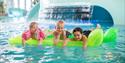 Barn som koser seg i badeanlegget i Langesund
