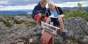 2 gutter ser på et kart på fottur til Venelifjell i Vrådal