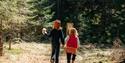 2 little girls walk on Eventyrsti in Drangedal