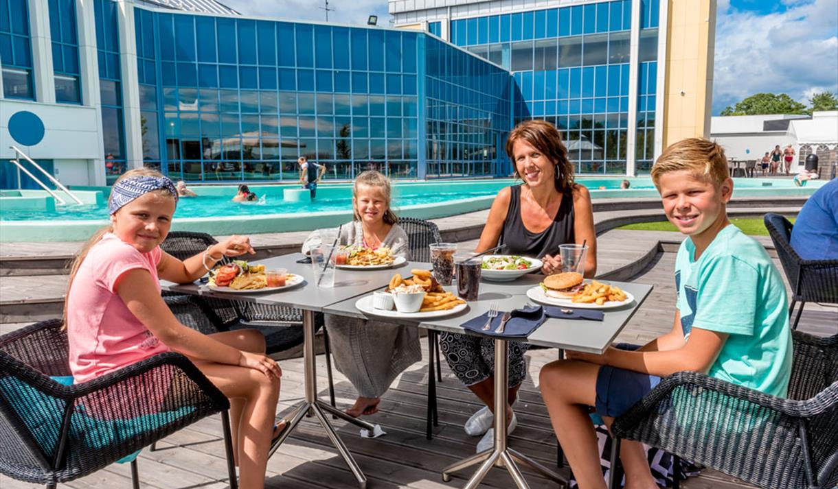 familie spiser på terrassen ved badeparken på Quality Hotel Skjærgården