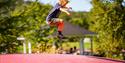 gutt hopper på hoppepute i Foldvik familiepark