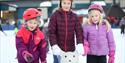 3 jenter på skøytebanen i Skien fritidspark