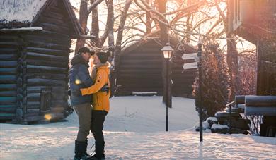 par holder hverandre i Brekkeparken i Skien