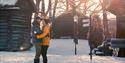 par holder hverandre i Brekkeparken i Skien