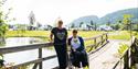 2 damer derav en i rullestol går tur på Telemark Kanalcamping