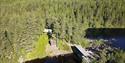 dronebilde av Søvass stua i skogen i Drangedal