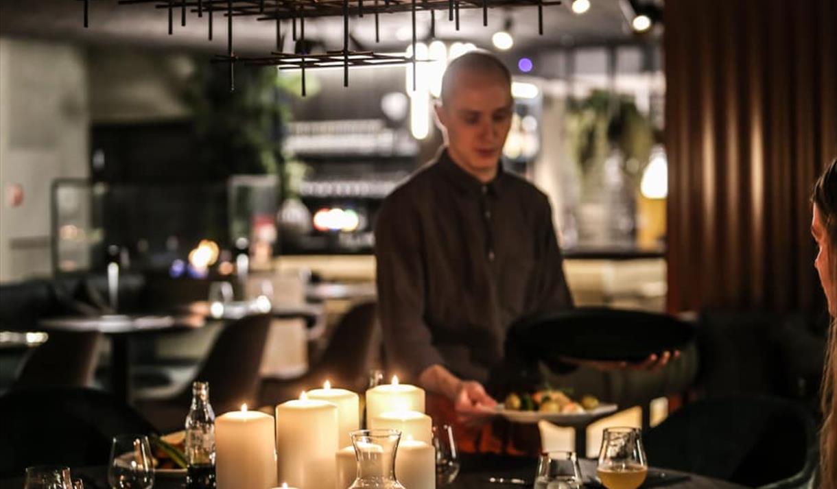 servitør som serverer mat på restaurant Hovdestaul