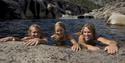 jente og to gutter bader i Jettegrytene i Nissedal