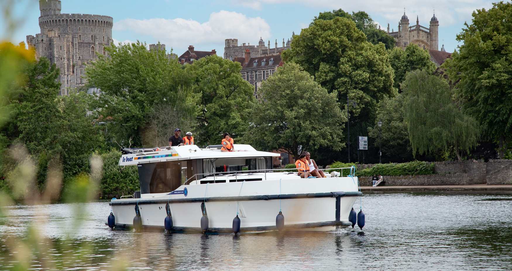 Le Boat on the Thamses with view of Windsor Castle