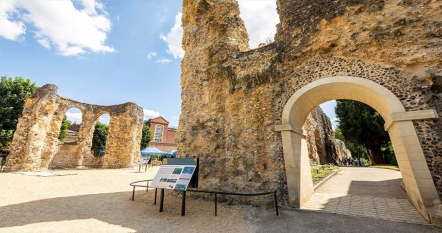 Explore the ruins of 800 year old Reading Abbey