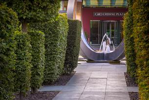 Entrance to Crowne Plaza Marlow with fountain.