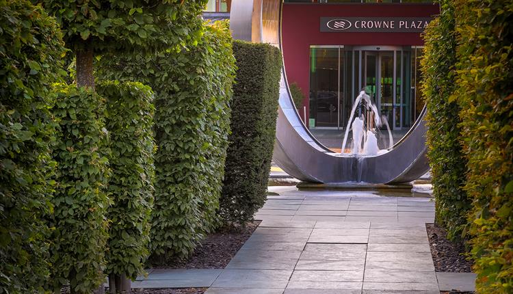 Entrance to Crowne Plaza Marlow with fountain.