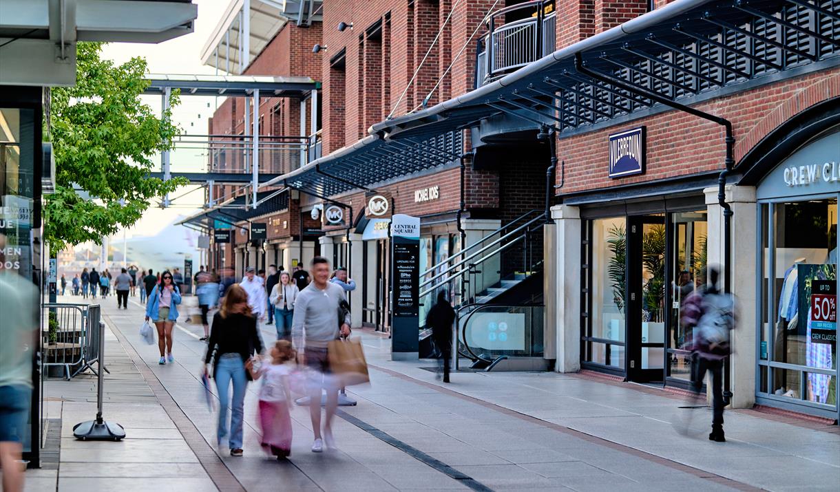 shopping centre burberry outlet gunwharf quays