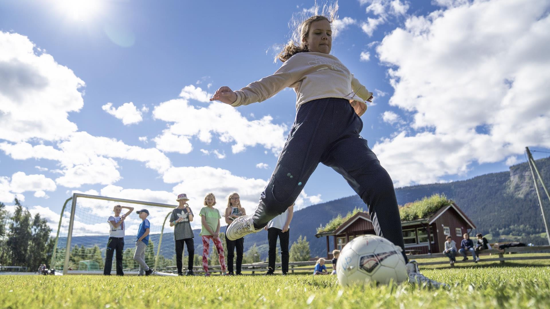 Barn spiller med ball