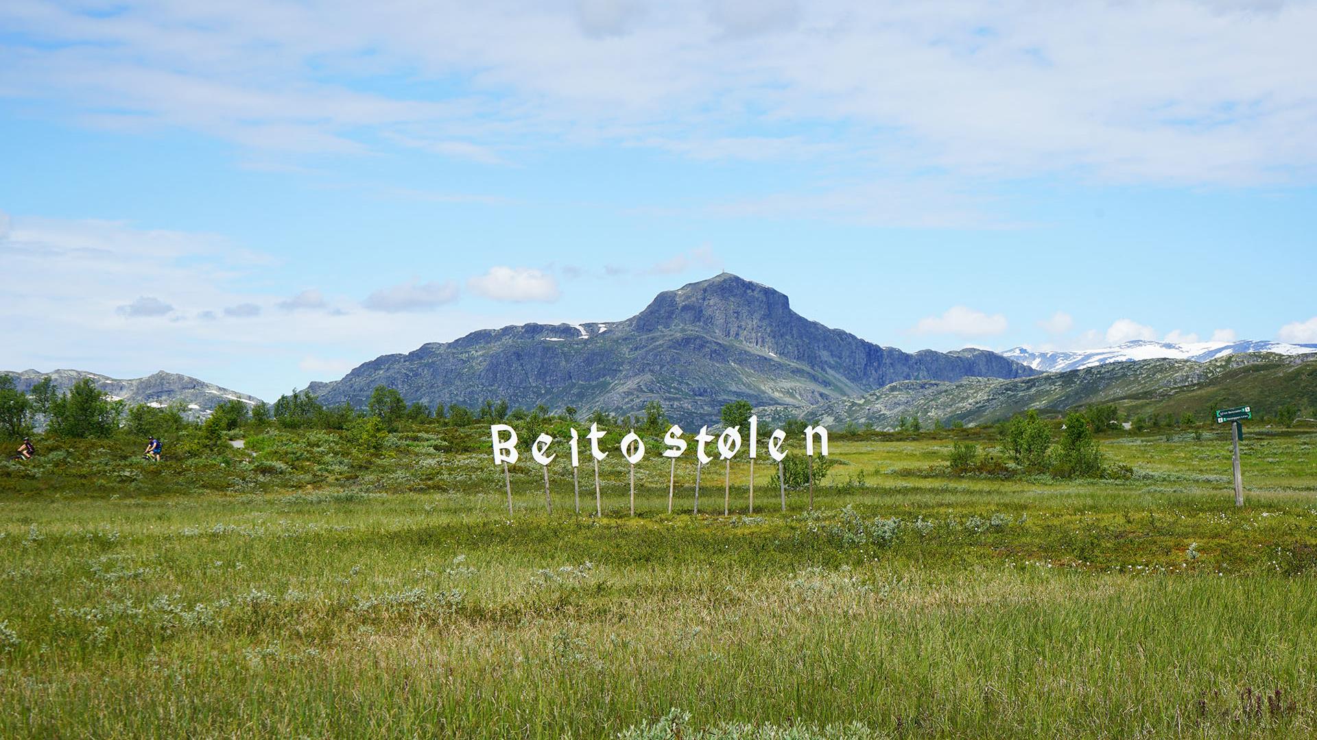 Hollywoodskilt med Beitostølen. Bitihorn i bakgrunnen.