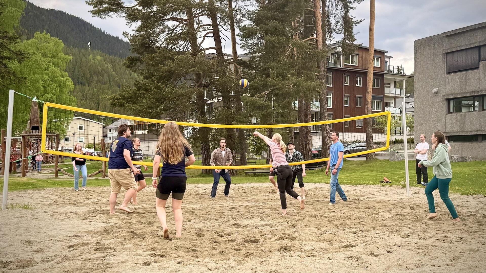 Unge voksne spiller strandvolleyball