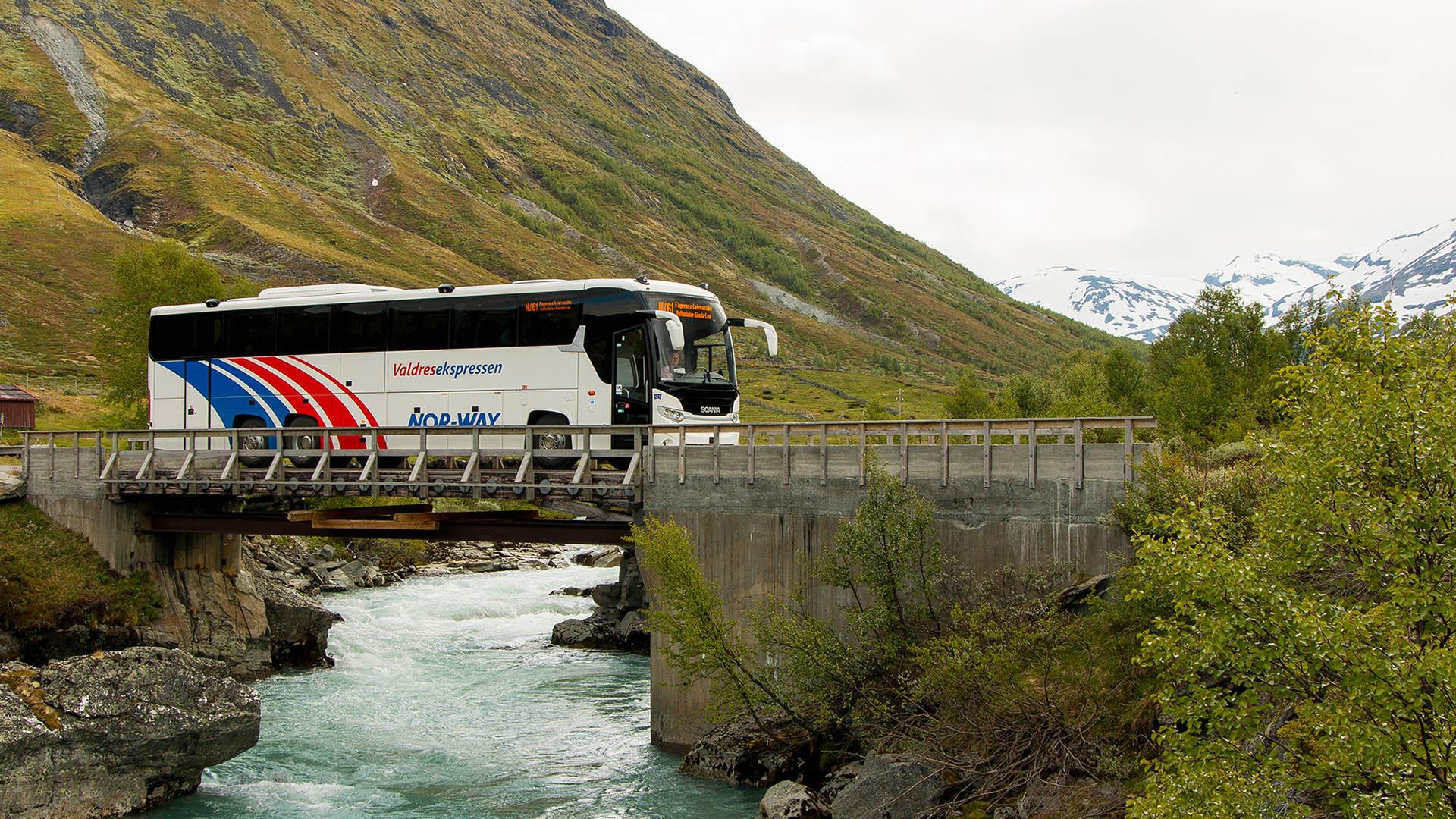 Valdresekspressen i flotte omgivelser ved Leirvassbu.