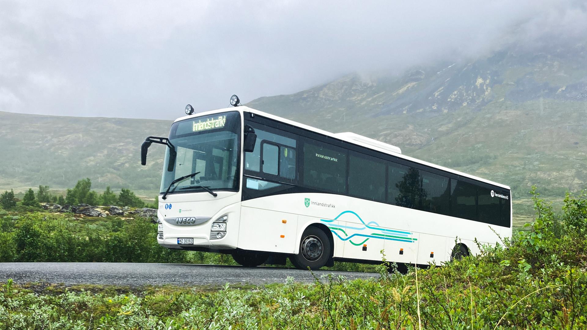 Buss fra Innlandstrafikk på fjellet.