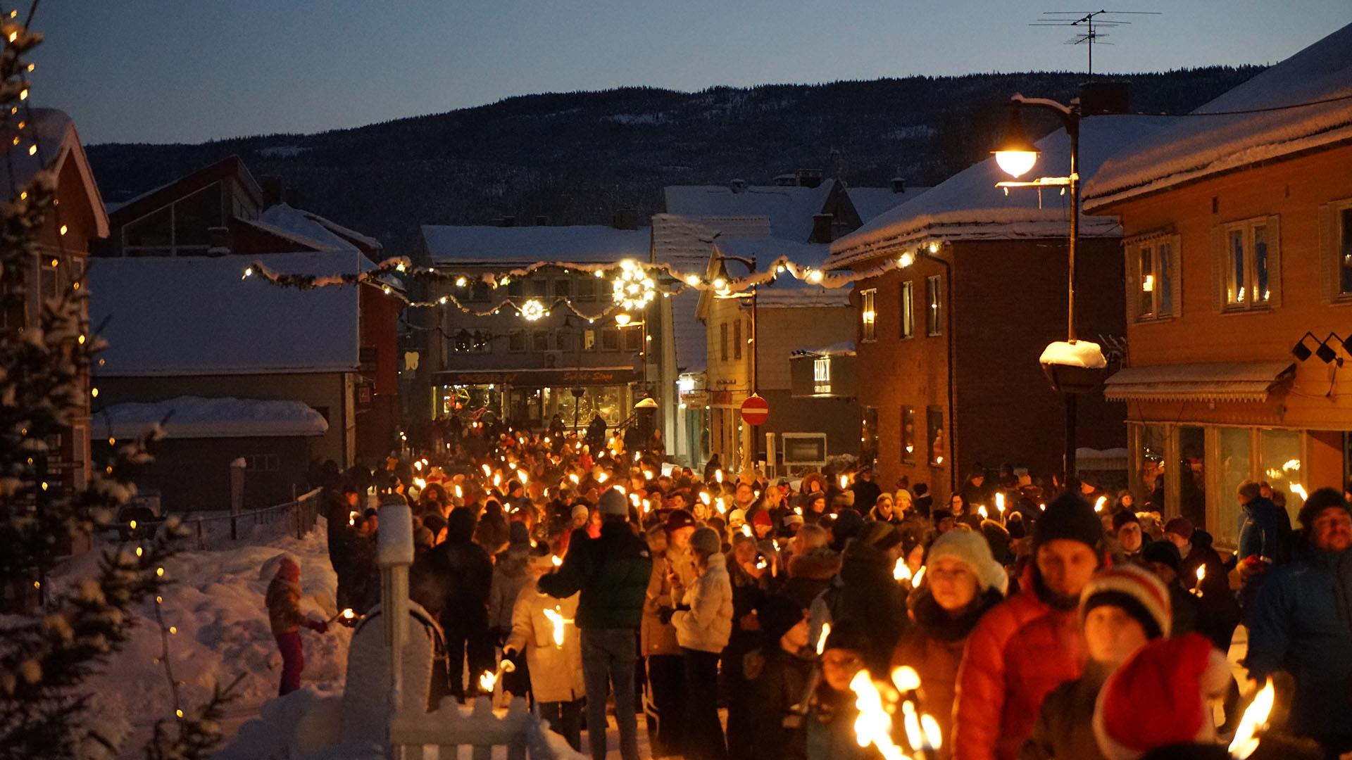 Julegateåpning på Fagernes med fakkeltog gjennom sentrum.