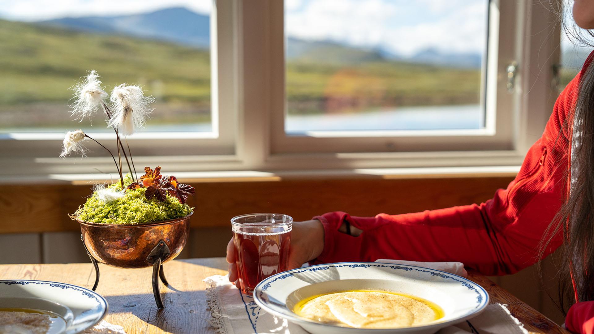 Rømmegrøt med utsikt på Bygdin Fjellhotell