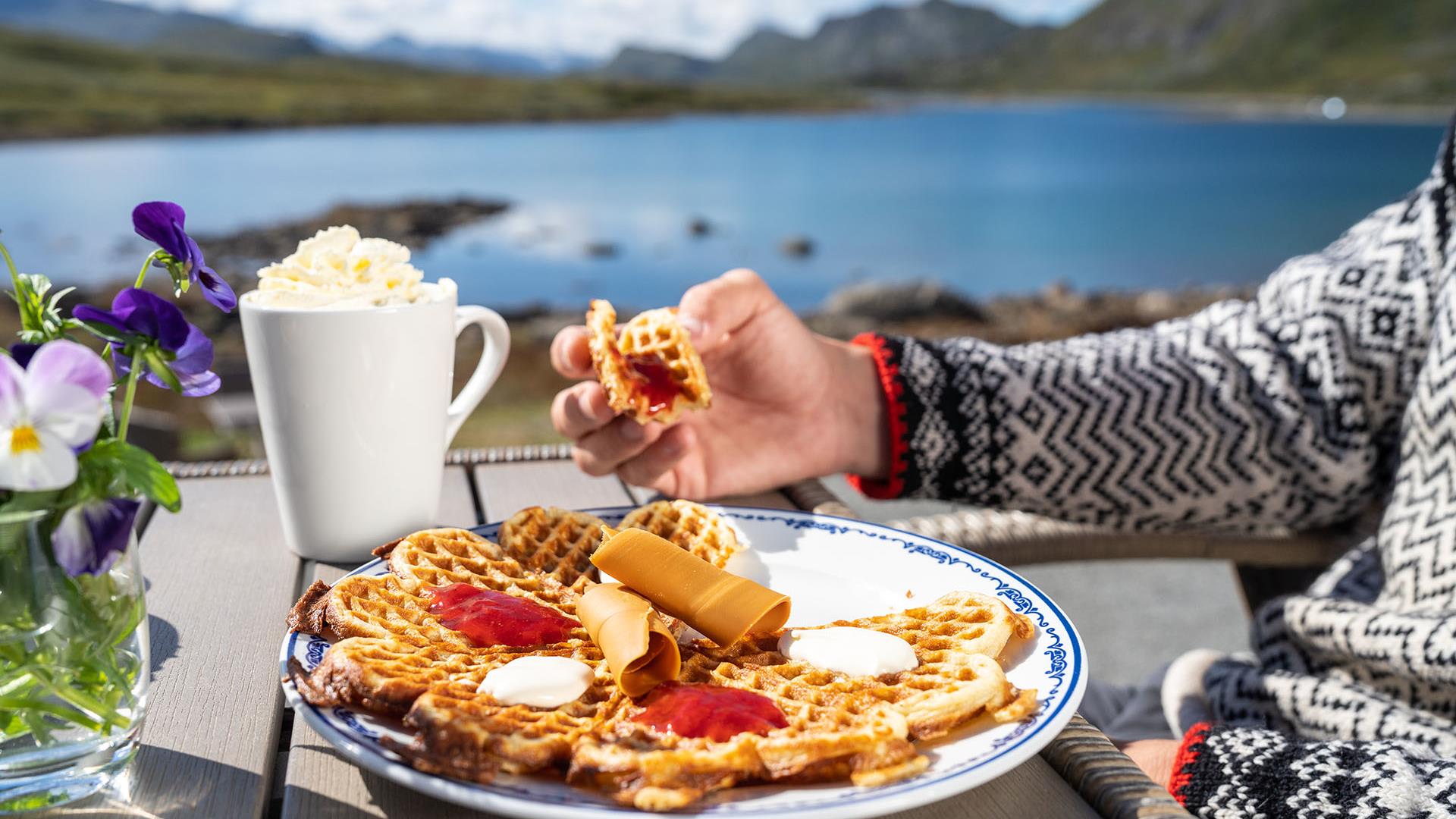 Vaffel med utsikt på Bygdin Fjellhotell.