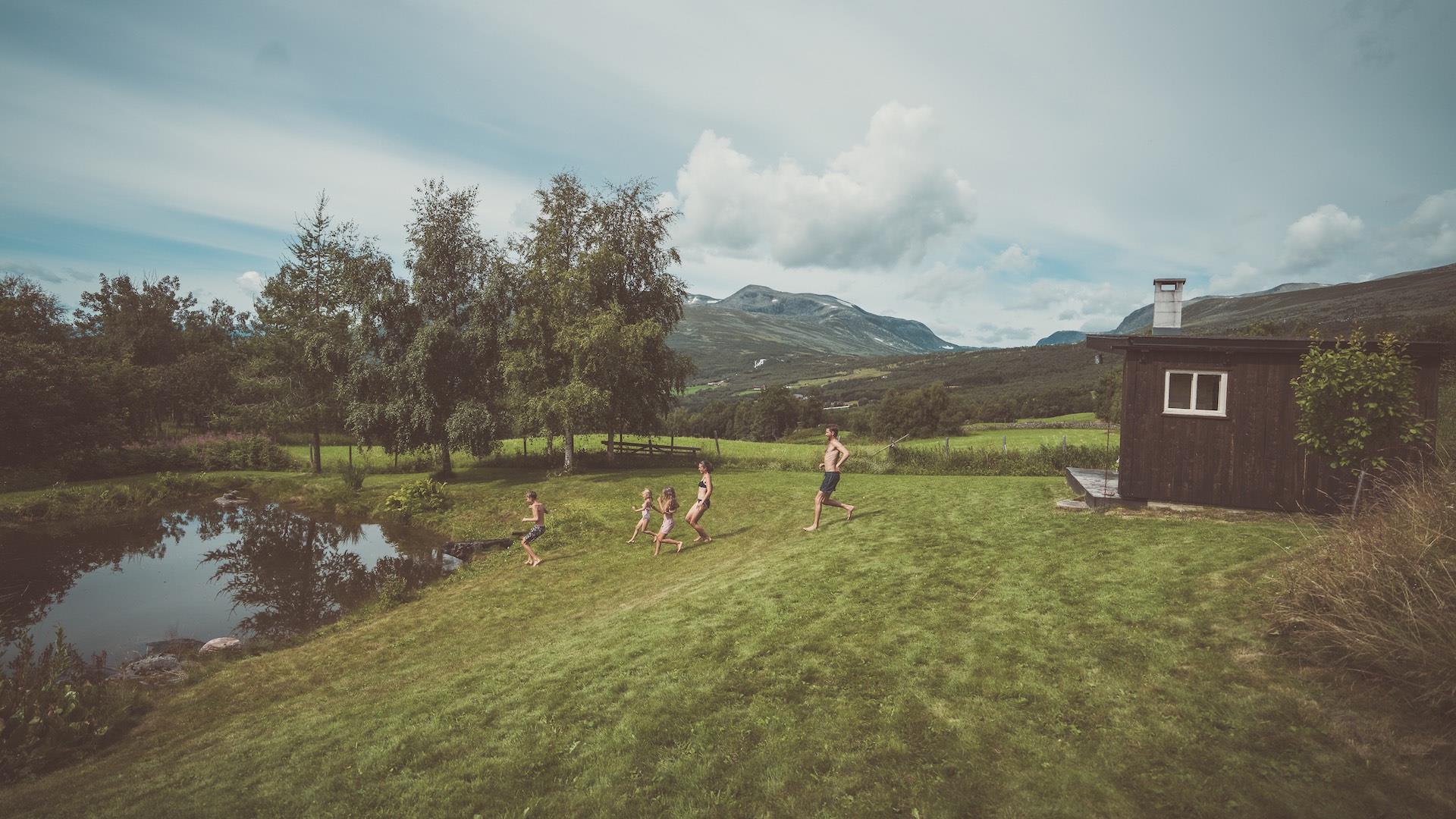 Mennesker løper fra badstue og ned i et tjern for å bade