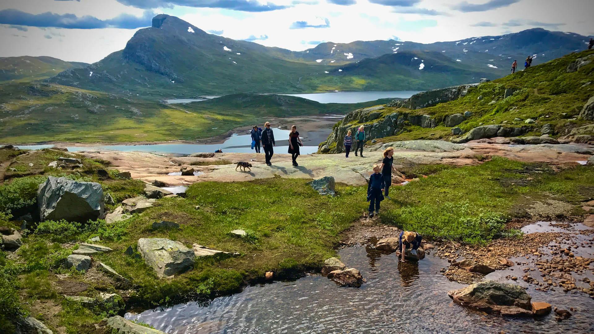 Folk er ute på søndagstur i fjellet