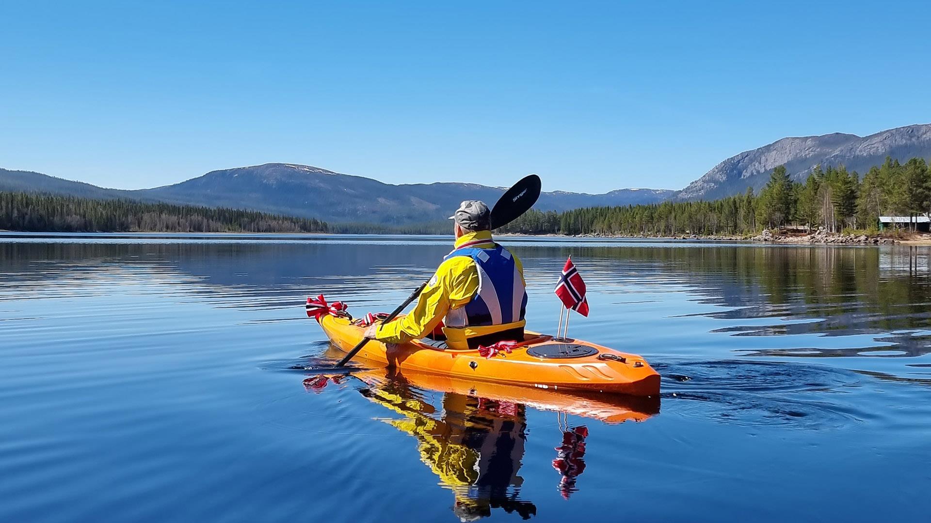 Padling langs Aurdalsfjorden i Vassfaret, en stille sommerdag.