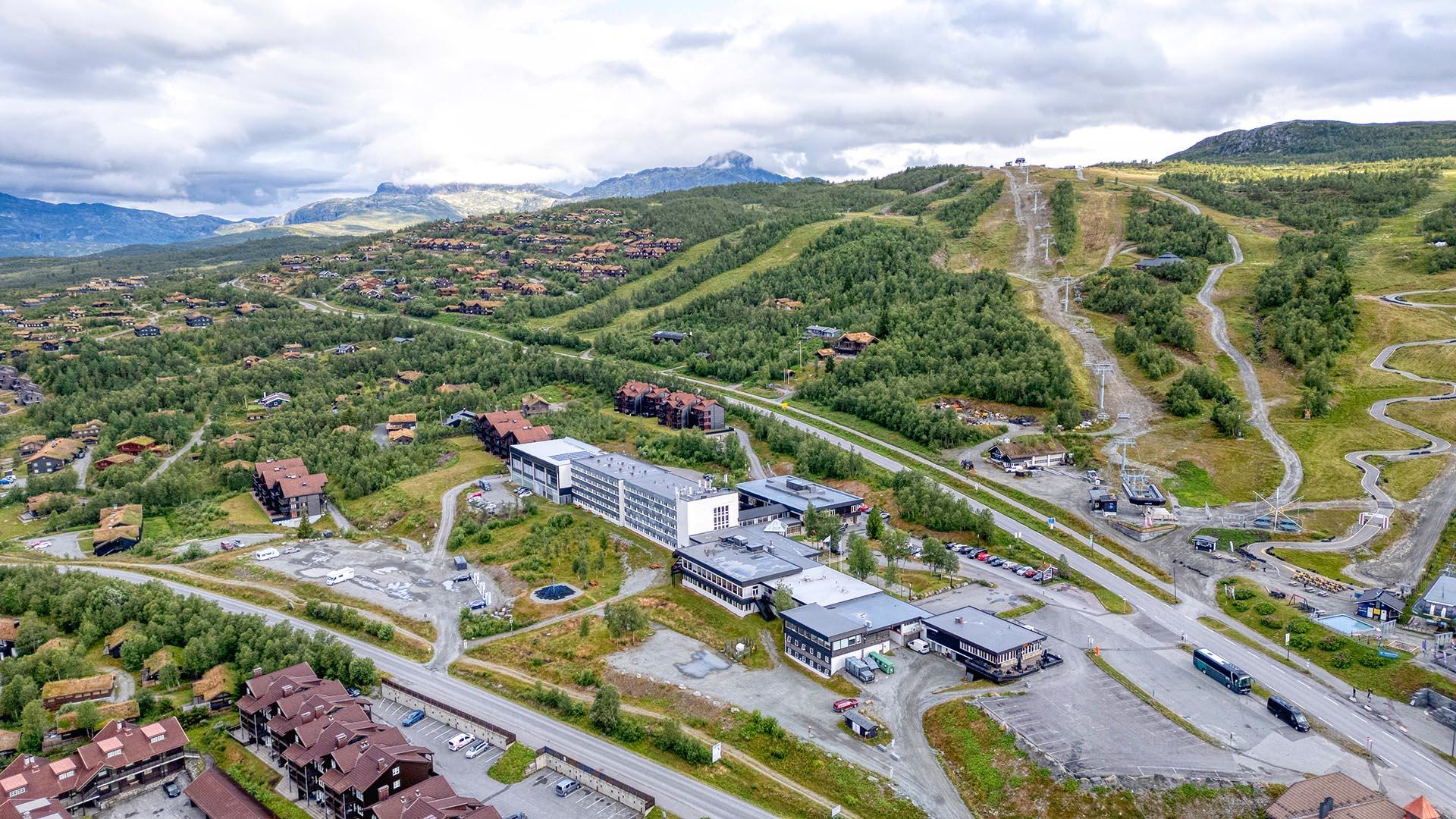 Dronebilde fra Beitostølen på sommer.