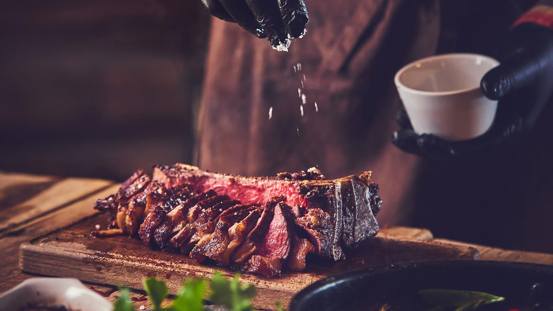 Et stykke spareribs blir saltet