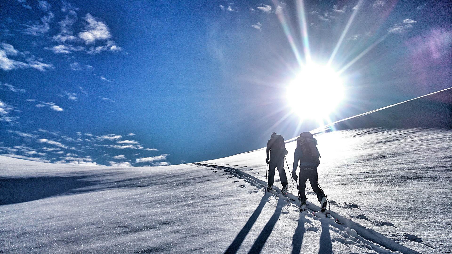 To personer i steikende sol på høyfjellet en vårdag